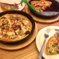 Photo taken at Pizza Hut by Maria G. on 3/26/2013