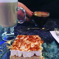 Das Foto wurde bei Palermo&amp;#39;s Cafe &amp;amp; Bakery von D Gonzelas am 3/27/2016 aufgenommen