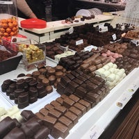 รูปภาพถ่ายที่ Leonidas Chocolate โดย nao t. เมื่อ 2/14/2018