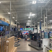 Photo taken at Best Buy by Enrique G. on 8/22/2021