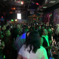 รูปภาพถ่ายที่ Deloreans 80s Bar โดย Enrique G. เมื่อ 8/11/2019