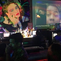 รูปภาพถ่ายที่ Deloreans 80s Bar โดย Enrique G. เมื่อ 8/19/2018