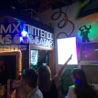 รูปภาพถ่ายที่ Deloreans 80s Bar โดย Enrique G. เมื่อ 9/7/2019