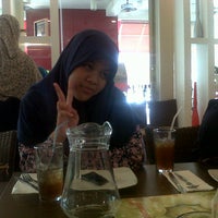 Photo taken at Pizza Hut by Rizqi R. on 6/25/2013