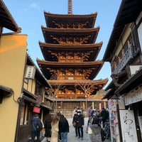 Photo taken at Houkanji Temple and Yasaka Pagoda by naoto . on 1/3/2022