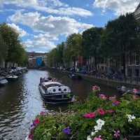 Photo taken at Het Bankje aan de Herengracht by Khalaf A. on 9/21/2022
