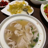 Photo taken at Tuan Yuan Pork Ribs Soup 团缘肉骨茶 by Jeraldine F. on 6/22/2022