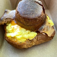 Photo taken at Popovers on the Square by Luiz E. on 7/2/2021