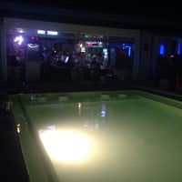 รูปภาพถ่ายที่ The Float Pool And Patio Bar โดย Miraç A. เมื่อ 7/4/2016