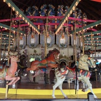 Das Foto wurde bei Forest Park Carousel von Jasmine B. am 4/28/2013 aufgenommen