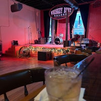 Foto tomada en Whiskey Bent Saloon  por Allyssa A. el 12/8/2022
