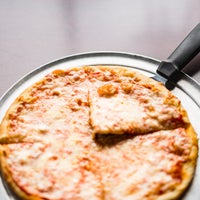 9/1/2017 tarihinde Vino&amp;#39;s Pizza Grillziyaretçi tarafından Vino&amp;#39;s Pizza Grill'de çekilen fotoğraf