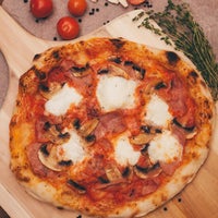Das Foto wurde bei Pizza Pazza von Pizza Pazza am 11/5/2017 aufgenommen