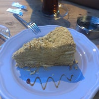 Das Foto wurde bei Loccake Cafe &amp;amp; Cakes Rus Pastaları von TC Demet N. am 7/29/2019 aufgenommen