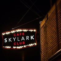 3/21/2014 tarihinde Skylark Cafe &amp;amp; Clubziyaretçi tarafından Skylark Cafe &amp;amp; Club'de çekilen fotoğraf