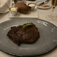 Photo taken at Gallagher&amp;#39;s Steakhouse by altescy on 12/2/2023