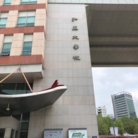 Photo taken at Hongik University Hongmun Hall (Building R) by たっちゃん .. on 6/19/2019