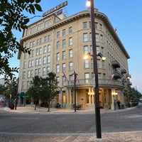 Foto diambil di The Historic Crockett Hotel oleh Romily B. pada 5/13/2022
