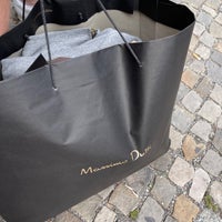Photo taken at Massimo Dutti by Troy T. on 9/12/2022
