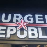 รูปภาพถ่ายที่ Burger Republic โดย ozgur k. เมื่อ 10/17/2017