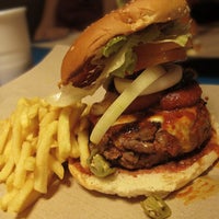 Foto tomada en Bomber&amp;#39;s Burger  por Faris V. el 2/20/2013