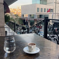 Foto tirada no(a) Metropolitan Hotel Taksim por M Almutairi ♐. em 12/27/2022
