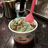 Photo prise au Sub Zero Ice Cream &amp;amp; Yogurt par Jennifer F. le11/12/2018