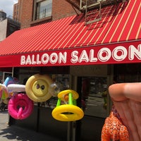รูปภาพถ่ายที่ Balloon Saloon โดย Eric N. เมื่อ 6/28/2019