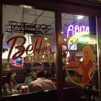 รูปภาพถ่ายที่ Beth&#39;s Burger Bar โดย Beth S. เมื่อ 3/1/2013