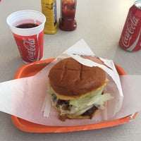 Foto tirada no(a) Johnnie Special Burger por Dayane R. em 5/28/2016