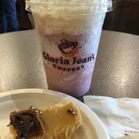 Photo taken at Gloria Jean&amp;#39;s Coffees by ᖇᘎᘗᕬ ᖇᓲᕒᕬ on 12/18/2015