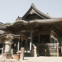 Photo taken at 田峯観音 (谷高山高勝寺) by Kenta on 4/5/2022