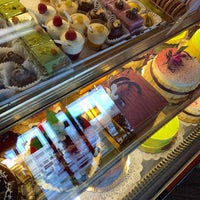 11/16/2019에 Consta K.님이 Lana&amp;#39;s Dazzling Desserts에서 찍은 사진