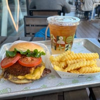 Photo taken at Shake Shack by Jia Rong L. on 12/8/2023