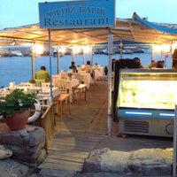 Das Foto wurde bei Assos Yıldız Balık Restaurant von Volkan K. am 7/1/2015 aufgenommen