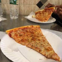 Das Foto wurde bei Not Ray&amp;#39;s Pizza von Michael N. am 9/2/2017 aufgenommen