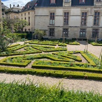 Photo taken at Jardin de l&amp;#39;Hôtel de Sens by Queen on 6/10/2022