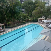 Photo taken at Four Seasons Hotel Singapore 20th Floor Family Pool by Queen on 1/1/2024