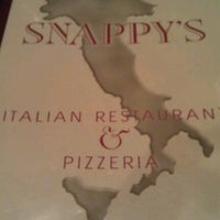 Photo prise au Snappy&amp;#39;s Italian Restaurant &amp;amp; Pizzeria par Ashley G. le1/19/2013