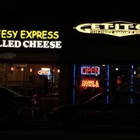 Foto tirada no(a) Cheesy Express por Mark M. em 9/14/2015