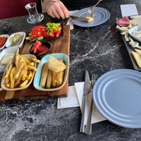 Das Foto wurde bei Moos Cafe &amp;amp; Restaurant von Ferhat am 5/7/2022 aufgenommen