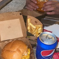 Foto scattata a Army Burger da S il 4/16/2022