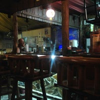 3/17/2013 tarihinde Mara N.ziyaretçi tarafından Farang Bar'de çekilen fotoğraf
