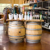 10/23/2017 tarihinde Triangle Wine Company - Southern Pinesziyaretçi tarafından Triangle Wine Company - Southern Pines'de çekilen fotoğraf