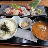Photo taken at 魚市場食堂 平の屋 by toshi i. on 4/7/2022