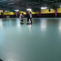 1/16/2013에 Nikki B.님이 Looney&amp;#39;s Super Skate에서 찍은 사진