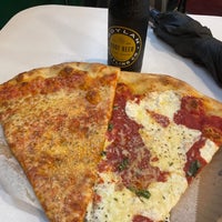Das Foto wurde bei Williamsburg Pizza von Ryan B. am 10/15/2023 aufgenommen