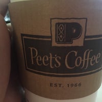 รูปภาพถ่ายที่ Peet&amp;#39;s Coffee &amp;amp; Tea โดย Lesia M. เมื่อ 10/3/2016