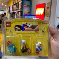 Photo taken at LEGO Store by しょーえり on 7/31/2022