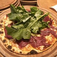 10/11/2017 tarihinde Pizza Localeziyaretçi tarafından Pizza Locale'de çekilen fotoğraf